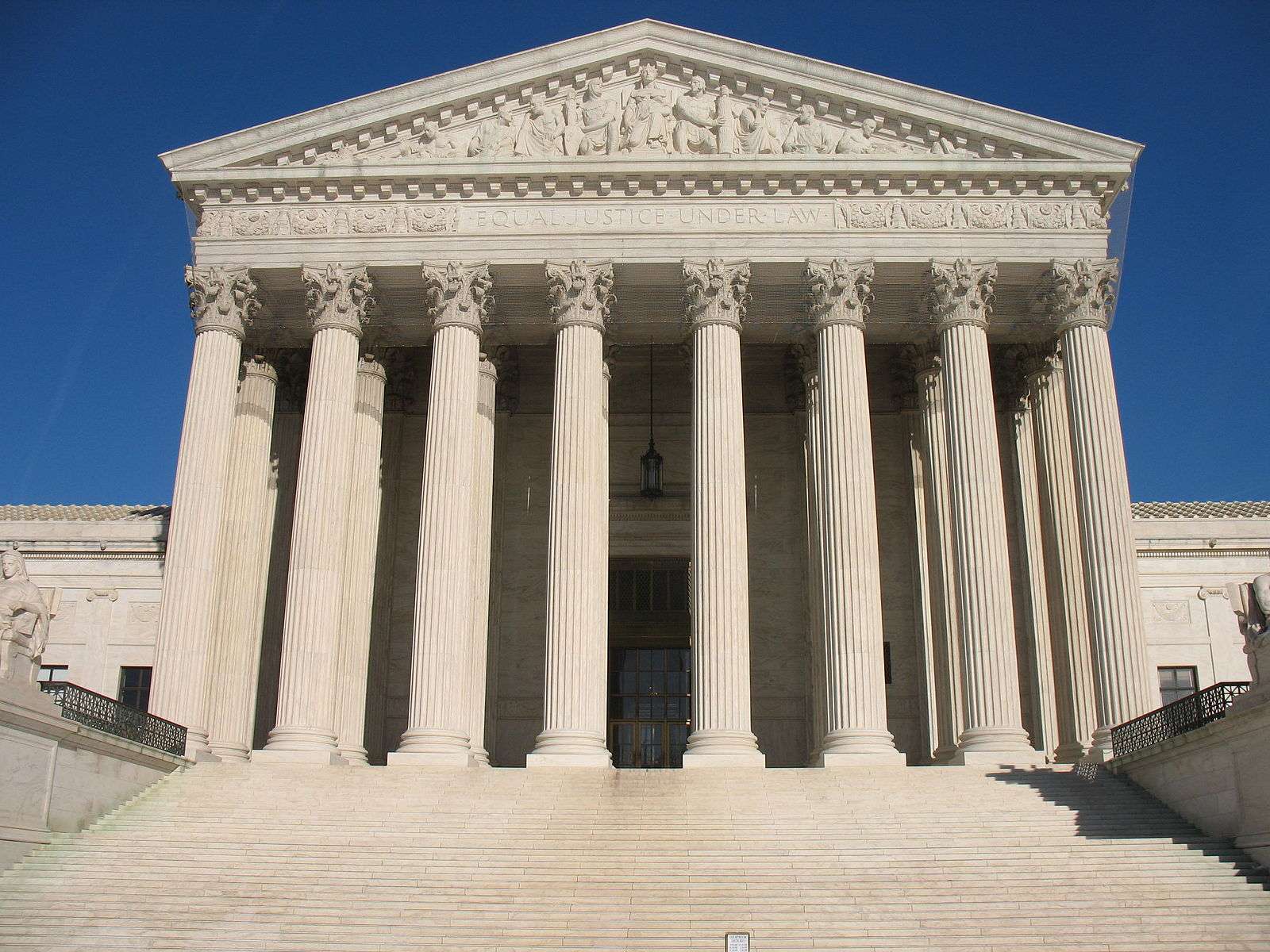 Fotografía del edificio del Tribunal Supremo de los Estados Unidos, un tema central para muchos blogs jurídicos.