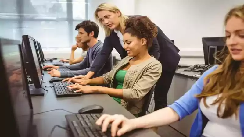 Personne suivant un cours en ligne sur un ordinateur portable, illustrant l'apprentissage de nouvelles compétences.