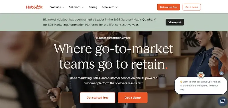 Captura de pantalla de la interfaz de la plataforma CRM de HubSpot, que muestra un registro de contacto detallado y unificado.