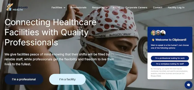 Screenshot del sito web di Clipboard Health che mostra il widget di chat dal vivo per un supporto clienti immediato e accessibile.