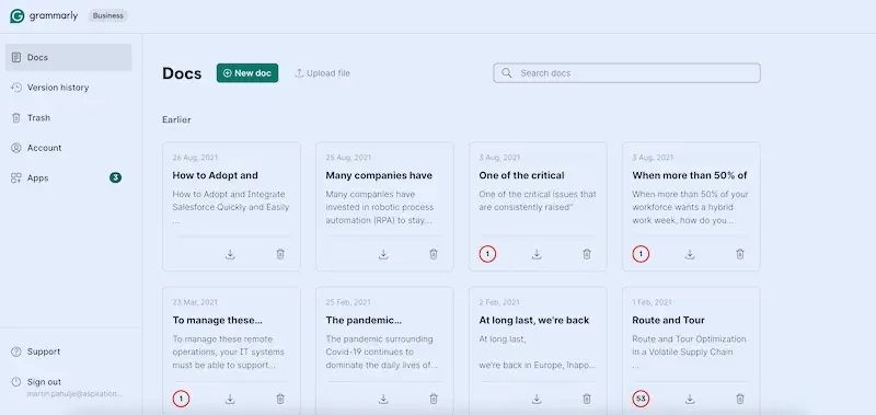 Editor de Grammarly AI sugiriendo correcciones gramaticales y de estilo en un documento.