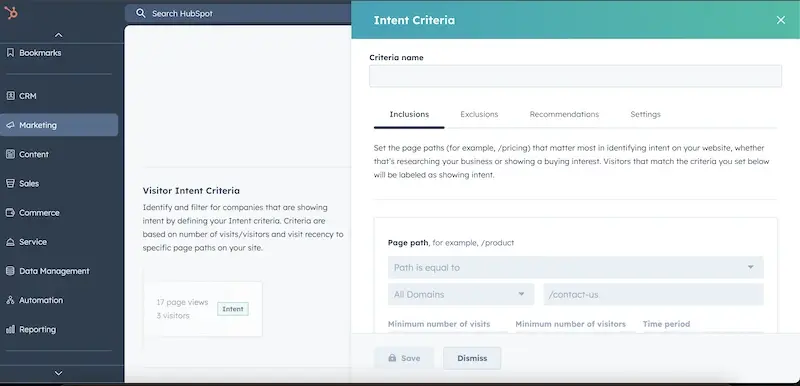 Capture d'écran montrant comment définir les critères d'intention du visiteur dans HubSpot, y compris les inclusions et exclusions de pages.