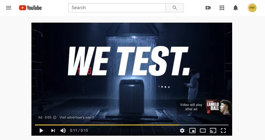 Beispiel einer In-Stream-Videoanzeige auf der YouTube-Plattform.