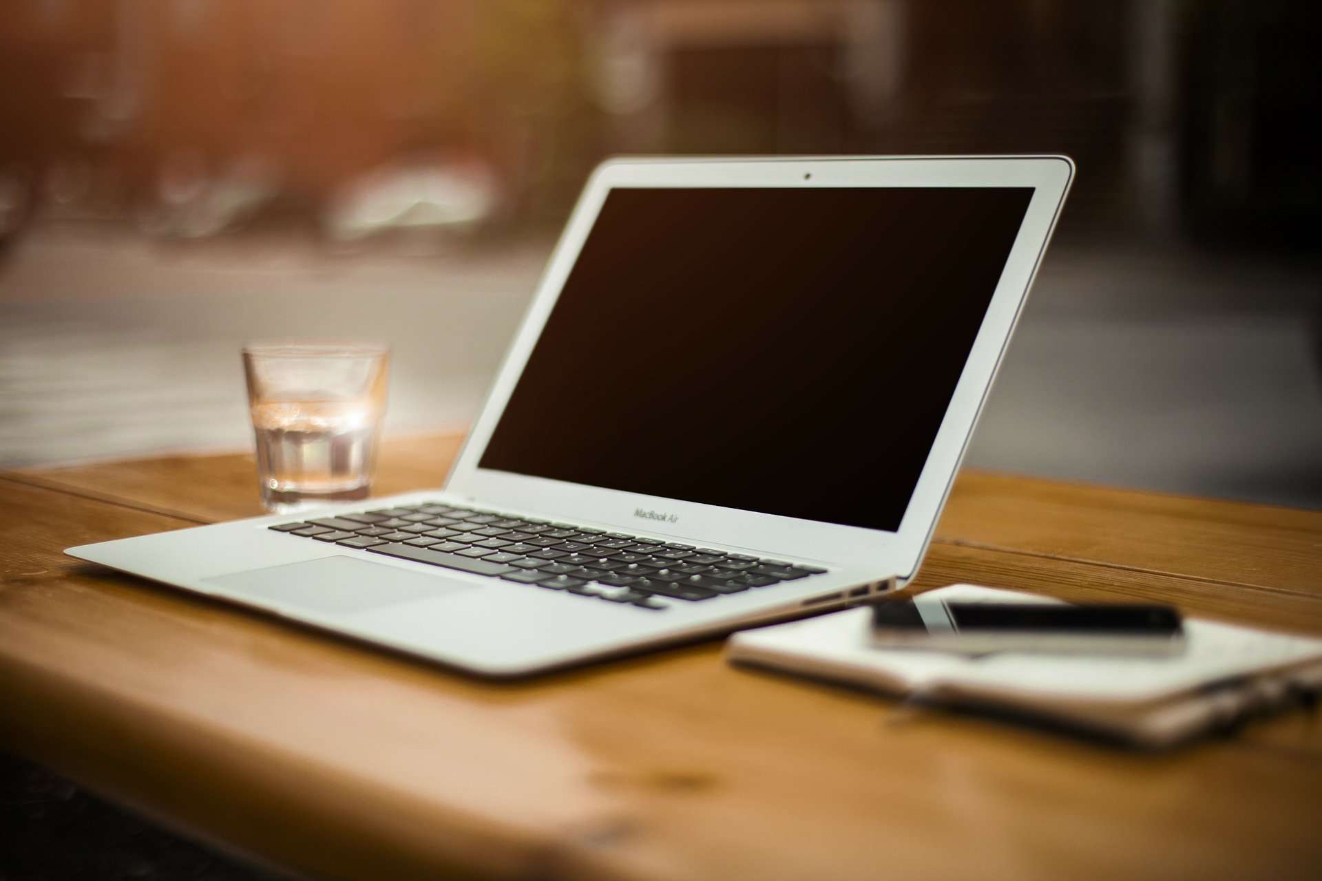 Scrivania di un ufficio legale con laptop e documenti, che illustra la creazione di una pagina pilastro.