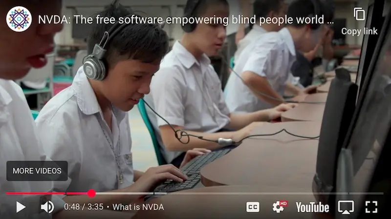 Demostración de la tecnología de asistencia VoiceOver en un dispositivo Mac, una herramienta para la accesibilidad.